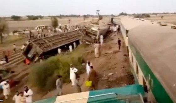 بالفيديو والصور.. عشرات القتلى في حادث تصادم قطارين بباكستان صورة رقم 6 بالفيديو والصور.. عشرات القتلى في حادث تصادم قطارين بباكستان صورة رقم 6