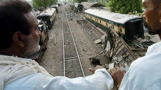 بالفيديو والصور.. عشرات القتلى في حادث تصادم قطارين بباكستان صورة رقم 9 بالفيديو والصور.. عشرات القتلى في حادث تصادم قطارين بباكستان صورة رقم 9