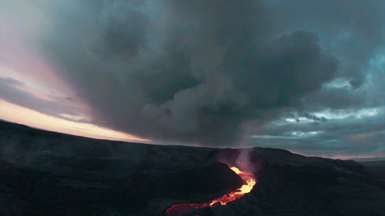 فيديو يخطف الأنفاس للقطات تظهر نهر من النار والحمم في آيسلندا صورة رقم 4