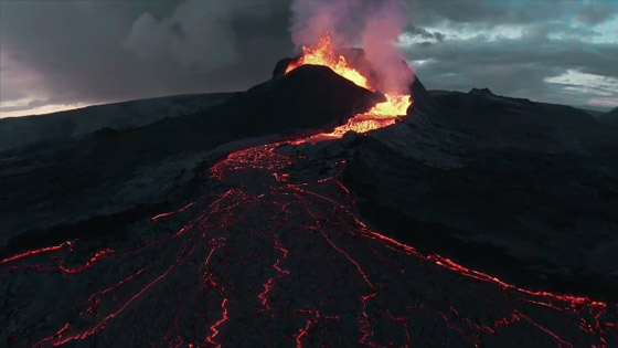 فيديو يخطف الأنفاس للقطات تظهر نهر من النار والحمم في آيسلندا صورة رقم 5