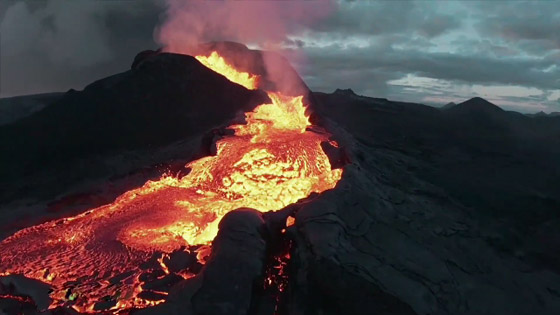 فيديو يخطف الأنفاس للقطات تظهر نهر من النار والحمم في آيسلندا صورة رقم 6