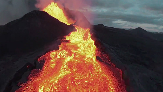 فيديو يخطف الأنفاس للقطات تظهر نهر من النار والحمم في آيسلندا صورة رقم 7