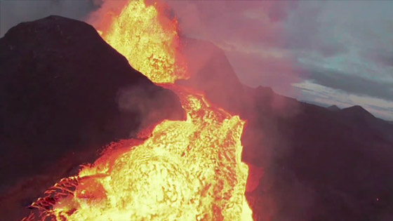 فيديو يخطف الأنفاس للقطات تظهر نهر من النار والحمم في آيسلندا صورة رقم 8