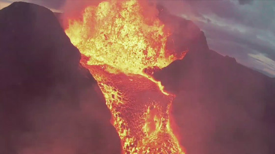 فيديو يخطف الأنفاس للقطات تظهر نهر من النار والحمم في آيسلندا صورة رقم 9