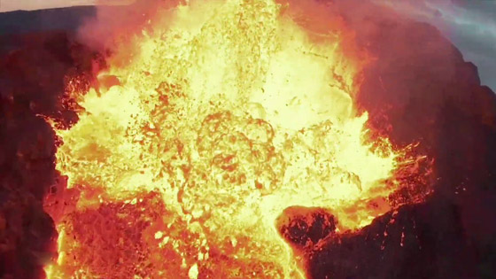 فيديو يخطف الأنفاس للقطات تظهر نهر من النار والحمم في آيسلندا صورة رقم 10