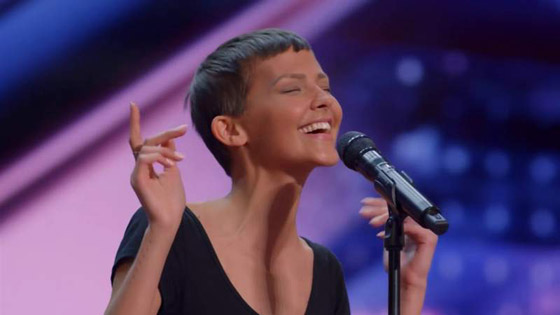 محاربة السرطان تنال الزرّ الذهبي في America's Got Talent... الحكام عجزوا عن الكلام صورة رقم 4