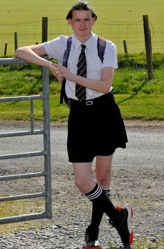 صور طريفة: طالب (16 عاما) يذهب للمدرسة مرتديا تنورة شقيقته بسبب الحر صورة رقم 1