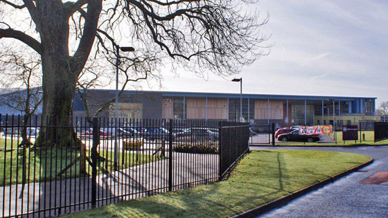 صور طريفة: طالب (16 عاما) يذهب للمدرسة مرتديا تنورة شقيقته بسبب الحر صورة رقم 5