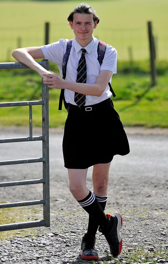 صور طريفة: طالب (16 عاما) يذهب للمدرسة مرتديا تنورة شقيقته بسبب الحر صورة رقم 3