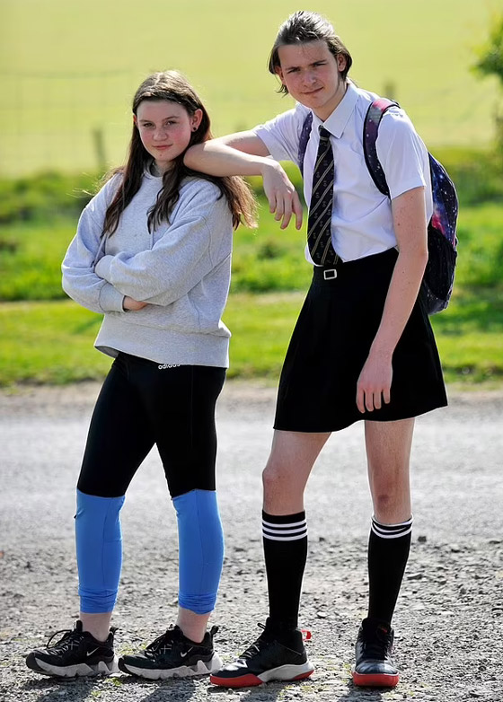 صور طريفة: طالب (16 عاما) يذهب للمدرسة مرتديا تنورة شقيقته بسبب الحر صورة رقم 2