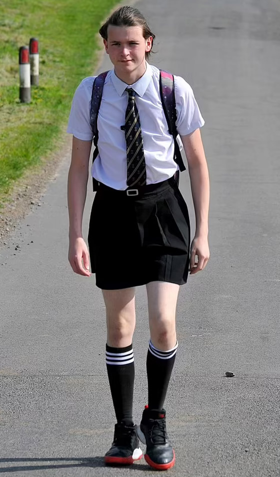 صور طريفة: طالب (16 عاما) يذهب للمدرسة مرتديا تنورة شقيقته بسبب الحر صورة رقم 4