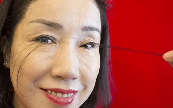 صاحبة أطول رموش بالعالم 