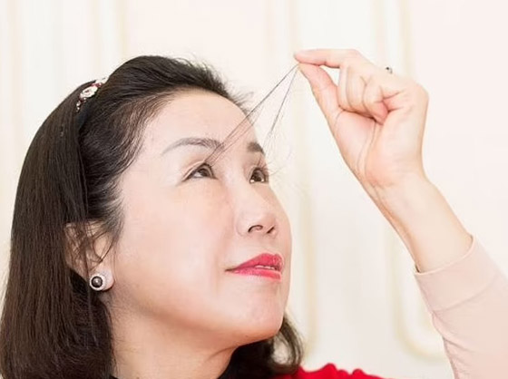 صاحبة أطول رموش بالعالم 