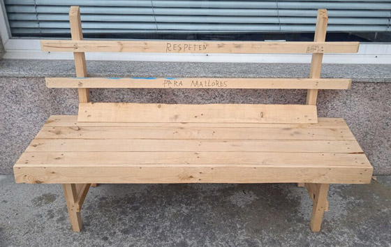 مسن يصنع لزوجته المريضة كرسيا ويضعه بالطريق الذي تمر منه! صور صورة رقم 1