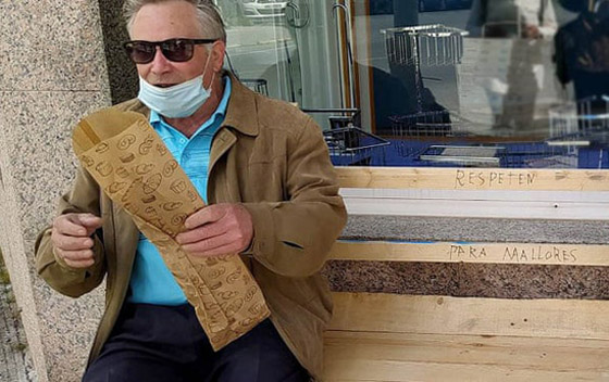 مسن يصنع لزوجته المريضة كرسيا ويضعه بالطريق الذي تمر منه! صور صورة رقم 3