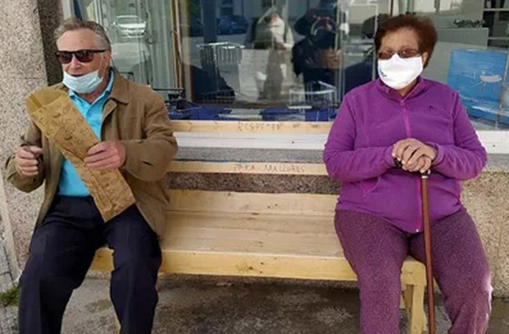 مسن يصنع لزوجته المريضة كرسيا ويضعه بالطريق الذي تمر منه! صور صورة رقم 2