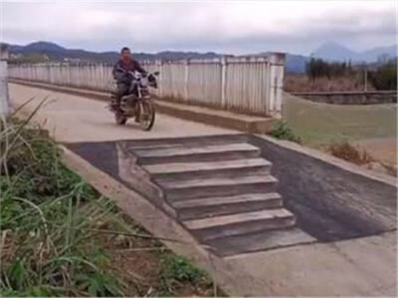 فيديو وصور: فنان صيني يبدع برسم لوحات وهمية ثلاثية الابعاد على الارض لشقوق وحفر تخدع المارة صورة رقم 1