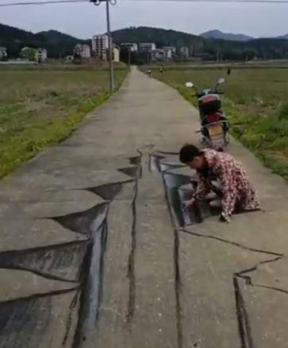 فيديو وصور: فنان صيني يبدع برسم لوحات وهمية ثلاثية الابعاد على الارض لشقوق وحفر تخدع المارة صورة رقم 2