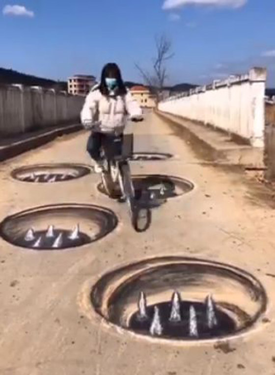 فيديو وصور: فنان صيني يبدع برسم لوحات وهمية ثلاثية الابعاد على الارض لشقوق وحفر تخدع المارة صورة رقم 4