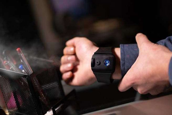 سوار الرجل العنكبوت.. وأدوات منزلية تسافر بأصحابها إلى المستقبل صورة رقم 6