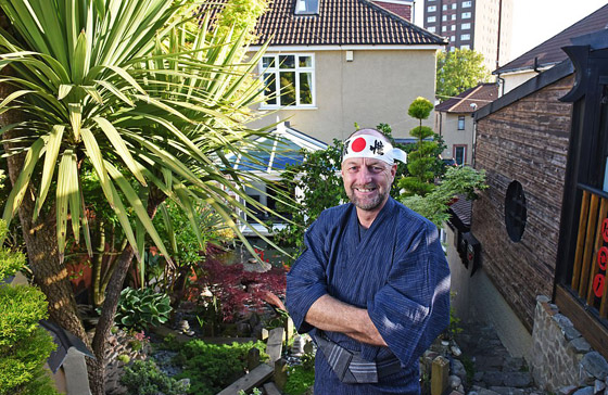 رجل يقضي 10 سنوات في تجميل فناء منزله.. أنفق 11 ألف دولار لتحويله إلى “جنة” من الأسماك والشلالات صورة رقم 1