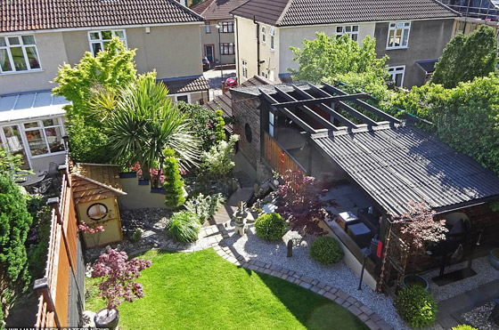 رجل يقضي 10 سنوات في تجميل فناء منزله.. أنفق 11 ألف دولار لتحويله إلى “جنة” من الأسماك والشلالات صورة رقم 9