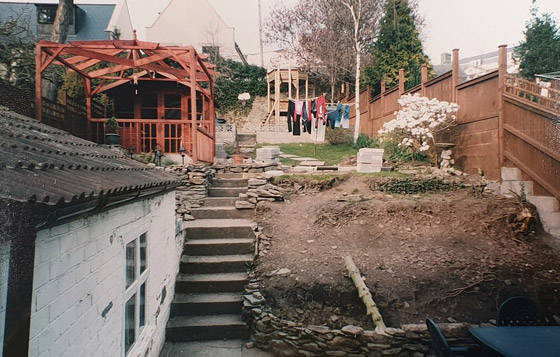 رجل يقضي 10 سنوات في تجميل فناء منزله.. أنفق 11 ألف دولار لتحويله إلى “جنة” من الأسماك والشلالات صورة رقم 10