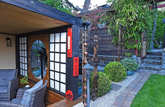 رجل يقضي 10 سنوات في تجميل فناء منزله.. أنفق 11 ألف دولار لتحويله إلى “جنة” من الأسماك والشلالات صورة رقم 11