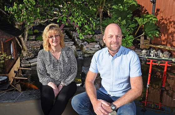 رجل يقضي 10 سنوات في تجميل فناء منزله.. أنفق 11 ألف دولار لتحويله إلى “جنة” من الأسماك والشلالات صورة رقم 3