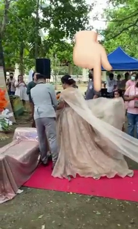 رجل تحت الفستان.. فيديو لعروس في موقف محرج يوم زفافها صورة رقم 2