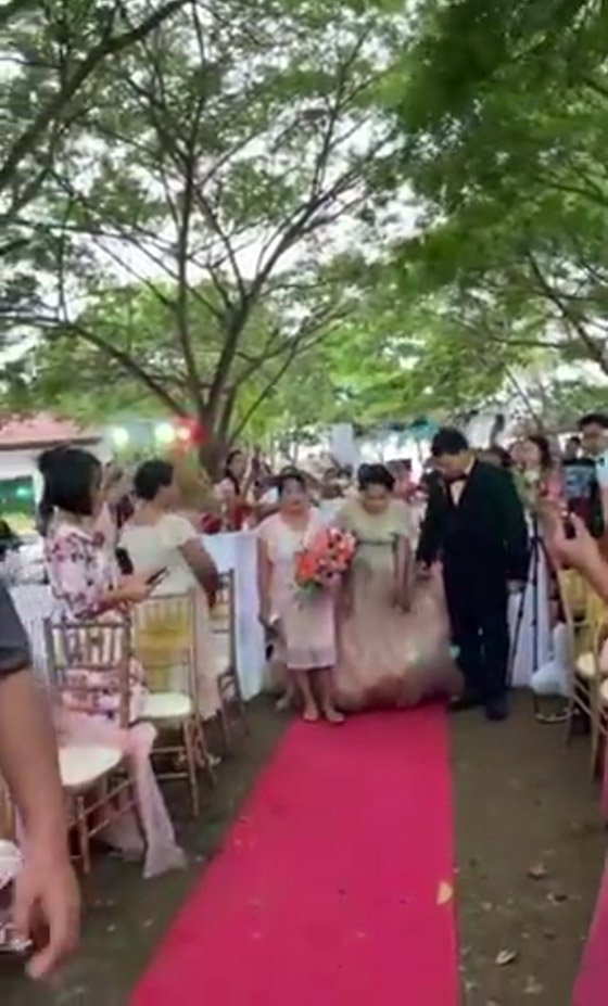 رجل تحت الفستان.. فيديو لعروس في موقف محرج يوم زفافها صورة رقم 3