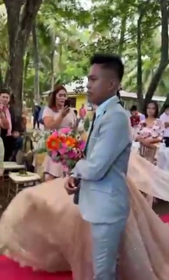 رجل تحت الفستان.. فيديو لعروس في موقف محرج يوم زفافها صورة رقم 4