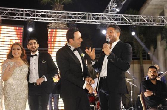 فيديو: تامر حسني يطلب 