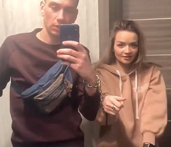 يقيدان أيديهما معاً لأشهر لإصلاح علاقتهما المتعثرة صورة رقم 2