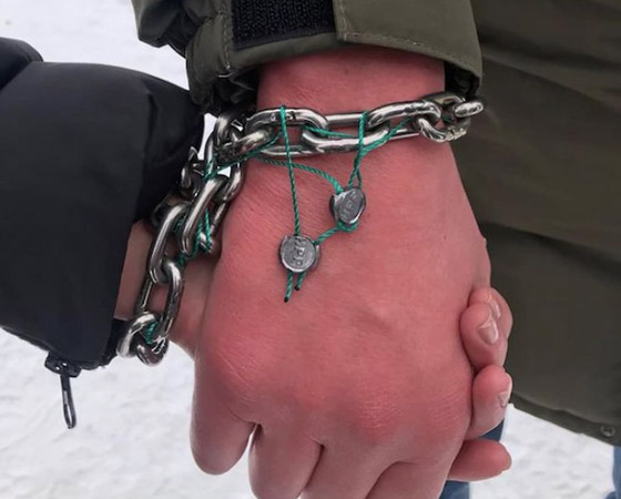 يقيدان أيديهما معاً لأشهر لإصلاح علاقتهما المتعثرة صورة رقم 3