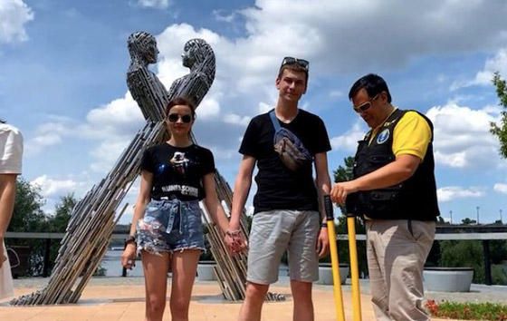 يقيدان أيديهما معاً لأشهر لإصلاح علاقتهما المتعثرة صورة رقم 4