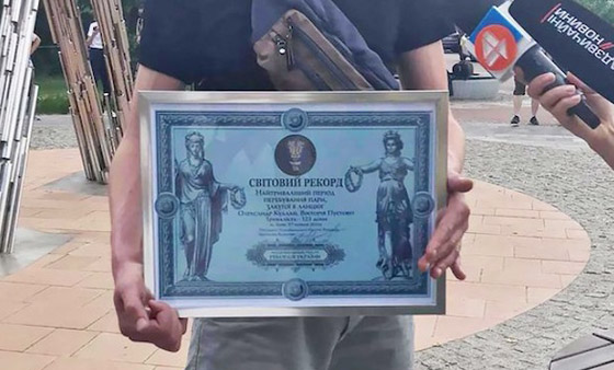 يقيدان أيديهما معاً لأشهر لإصلاح علاقتهما المتعثرة صورة رقم 5