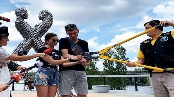 يقيدان أيديهما معاً لأشهر لإصلاح علاقتهما المتعثرة صورة رقم 1