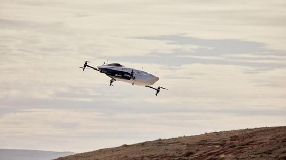 أول سيارة سباق طائرة في العالم تقوم برحلة تاريخية صورة رقم 2