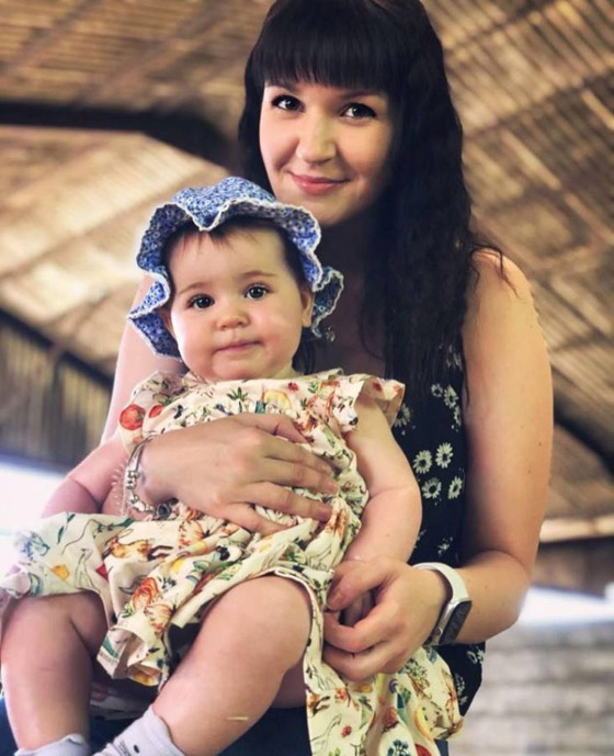 بنظارتها الحمراء... طفلة تحصد جائزة ألطف طفل صورة رقم 2