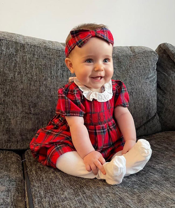 بنظارتها الحمراء... طفلة تحصد جائزة ألطف طفل صورة رقم 3