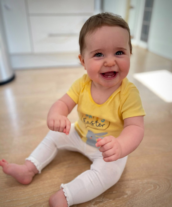 بنظارتها الحمراء... طفلة تحصد جائزة ألطف طفل صورة رقم 4