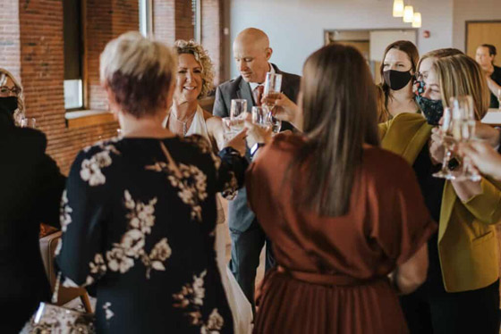 أمريكي أصيب بالزهايمر نسي أنه متزوج.. زوجته المخلصة تركت عملها لتعتني به فأُعجب بها مجدداً وتزوجها صورة رقم 7