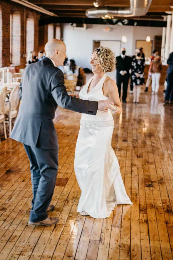 أمريكي أصيب بالزهايمر نسي أنه متزوج.. زوجته المخلصة تركت عملها لتعتني به فأُعجب بها مجدداً وتزوجها صورة رقم 8