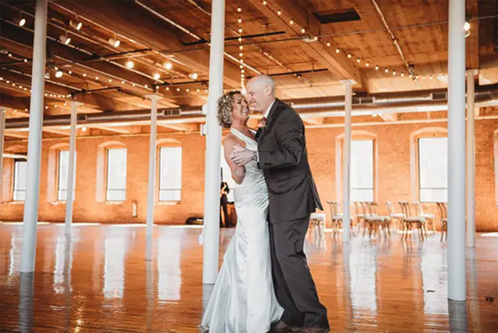 أمريكي أصيب بالزهايمر نسي أنه متزوج.. زوجته المخلصة تركت عملها لتعتني به فأُعجب بها مجدداً وتزوجها صورة رقم 9