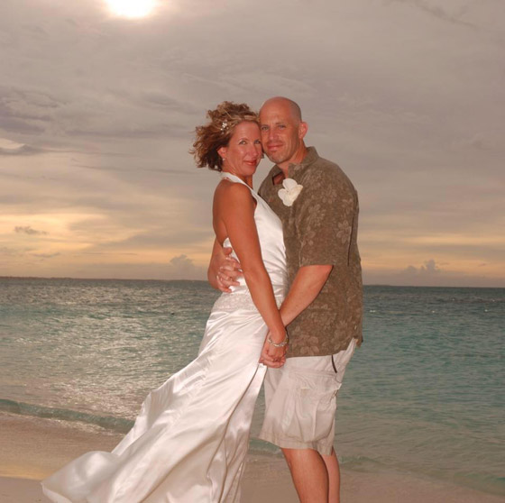 أمريكي أصيب بالزهايمر نسي أنه متزوج.. زوجته المخلصة تركت عملها لتعتني به فأُعجب بها مجدداً وتزوجها صورة رقم 2