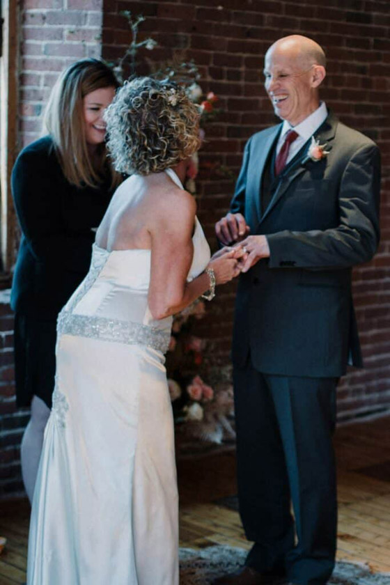 أمريكي أصيب بالزهايمر نسي أنه متزوج.. زوجته المخلصة تركت عملها لتعتني به فأُعجب بها مجدداً وتزوجها صورة رقم 4