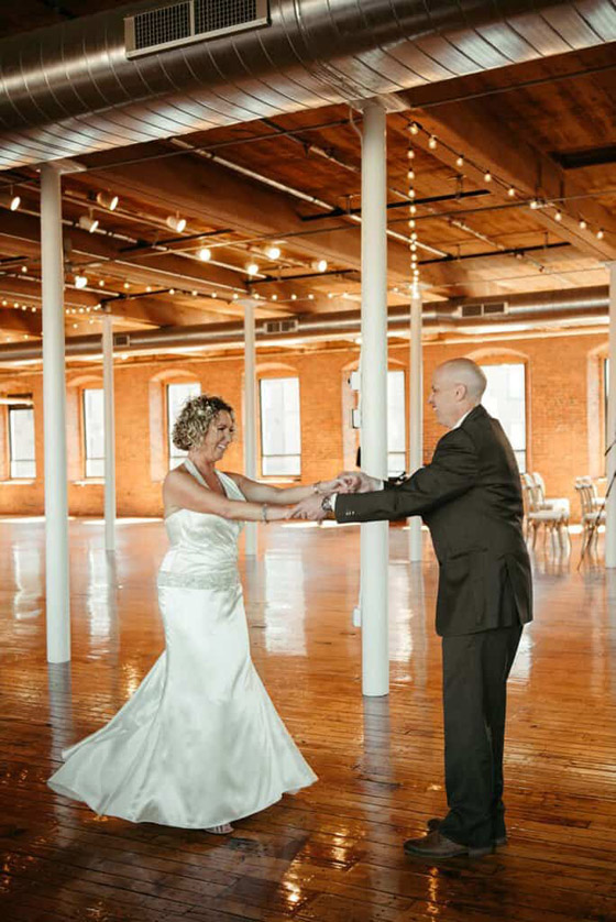 أمريكي أصيب بالزهايمر نسي أنه متزوج.. زوجته المخلصة تركت عملها لتعتني به فأُعجب بها مجدداً وتزوجها صورة رقم 10