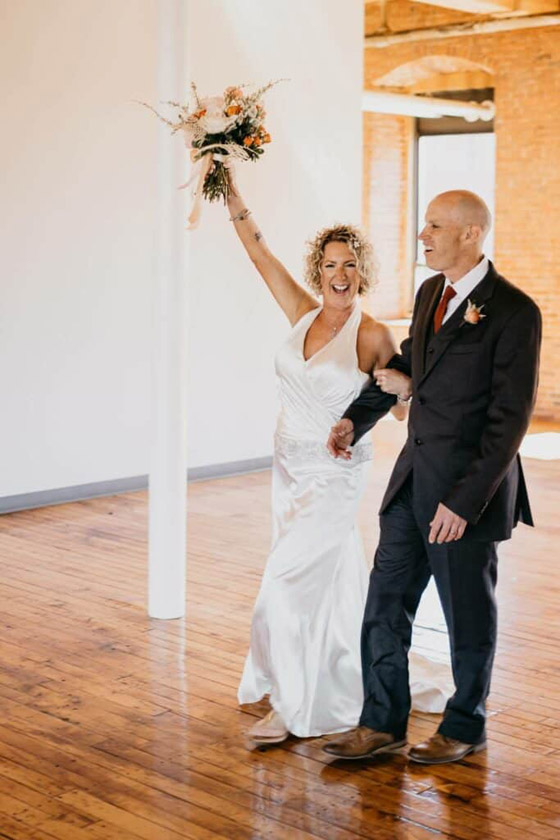 أمريكي أصيب بالزهايمر نسي أنه متزوج.. زوجته المخلصة تركت عملها لتعتني به فأُعجب بها مجدداً وتزوجها صورة رقم 1