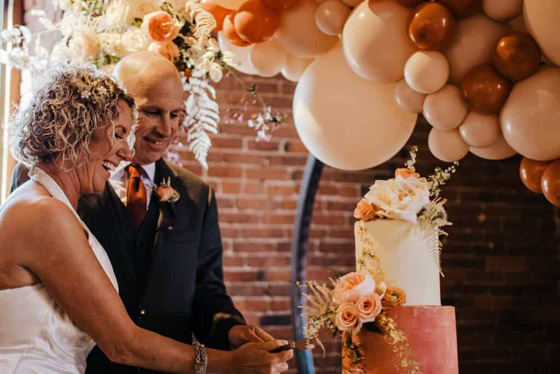 أمريكي أصيب بالزهايمر نسي أنه متزوج.. زوجته المخلصة تركت عملها لتعتني به فأُعجب بها مجدداً وتزوجها صورة رقم 12